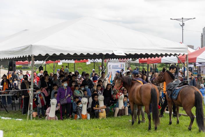 小小馬術營參與熱烈 小朋友體驗騎馬樂趣
