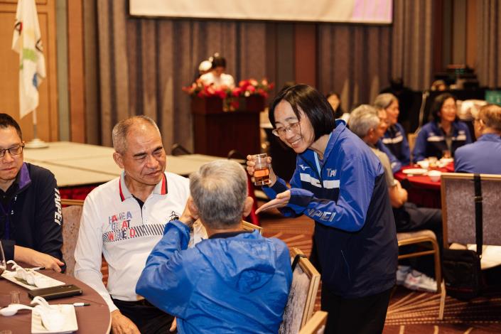 2. 114年全運會台北市代表隊慶功宴_游竹萍局長與其他來來賓致意