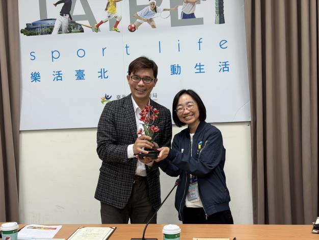 北市體育局局長游竹萍與桃市體育局局長許彥輝互贈交換禮2