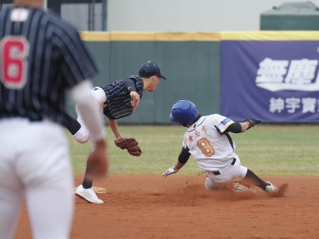 臺南崇明國中 唐翌程（右）盜壘成功