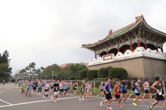 跑者行經景福門　賽道串聯臺北歷史地標