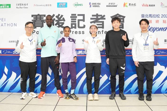 2025臺北馬拉松賽後記者會　北市體育局湯皓宇副局長與國內外優秀選手合影