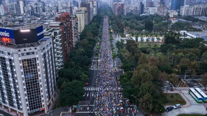 2025臺北馬拉松賽道空拍畫面　跑者隊伍綿延城市賽道