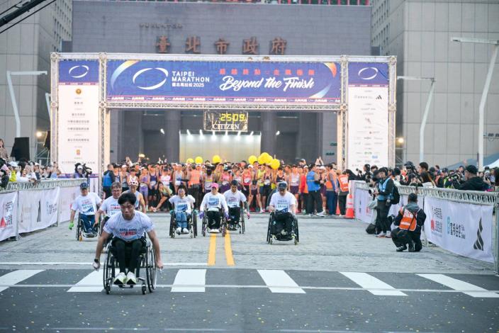 2025臺北馬拉松輪椅組選手自市政府前起跑　展現運動平權精神