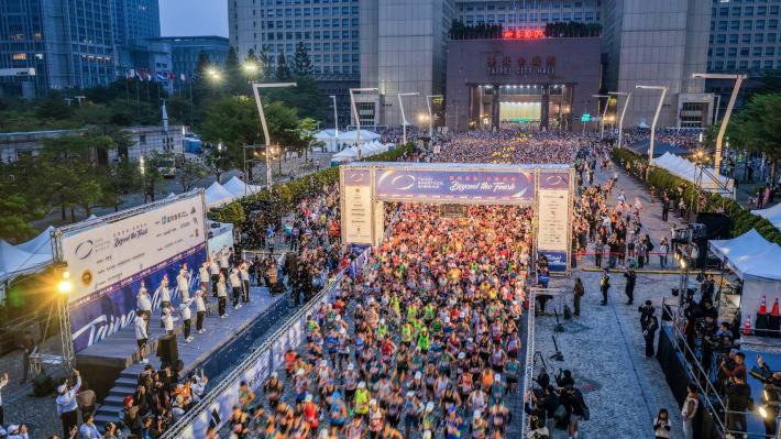 2025臺北馬拉松於市政府前盛大開跑　萬名跑者齊聚城市街道