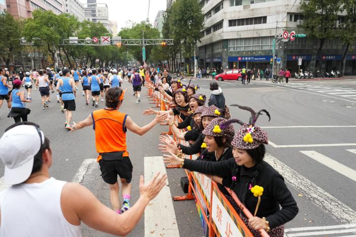 賽道沿線熱情應援　市民與跑者擊掌傳遞加油力量
