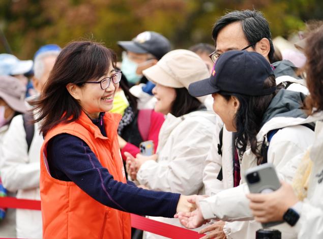 林奕華副市長與參與健走民眾致意_0.JPG