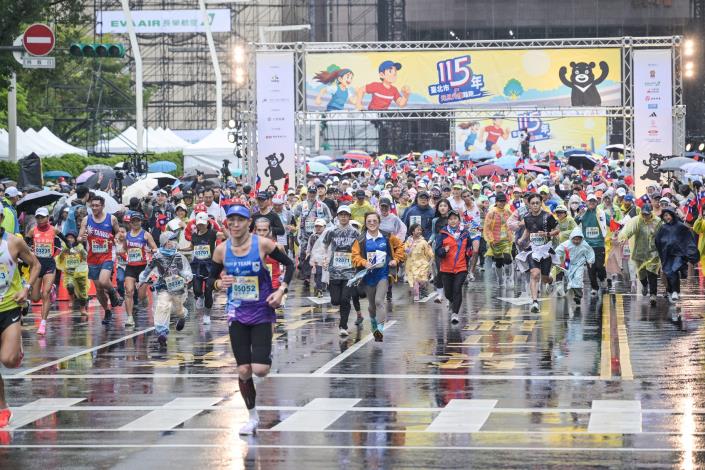 「115年臺北市元旦升旗路跑」在市府前廣場盛大開跑