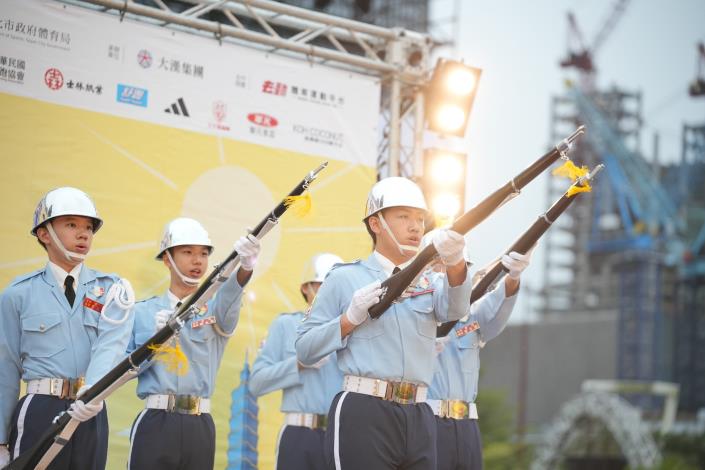 成功高中儀隊在府前廣場帶來精湛的操槍演出，整齊劃一的俐落動作成為元旦升旗典禮的一大視覺亮點