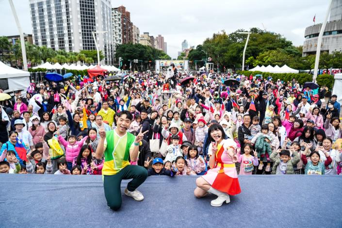 YOYO家族與親子熱情互動，為元旦路跑增添新年氛圍