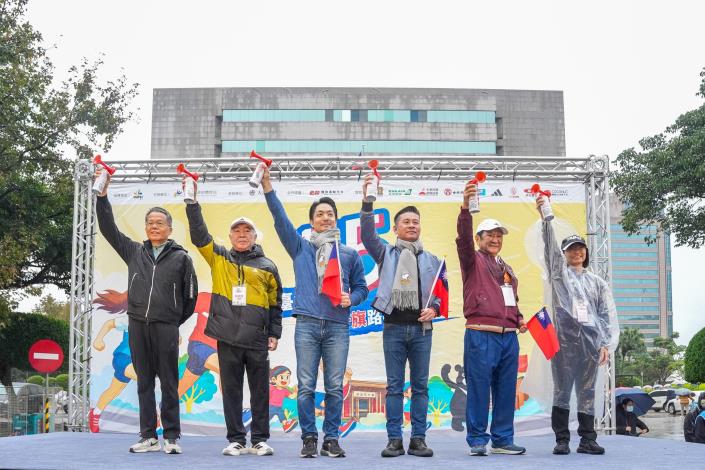 蔣萬安市長（左三）偕同貴賓高舉鳴笛器，為「115年臺北市元旦升旗路跑」正式揭開序幕
