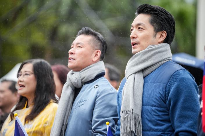 蔣萬安市長與貴賓於府前廣場參與升旗典禮並唱國歌