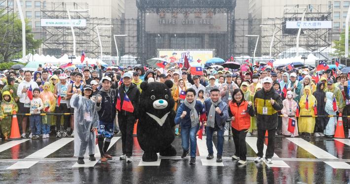 蔣萬安市長與貴賓及跑者在市府前集結合影，迎接元旦升旗路跑即將起跑