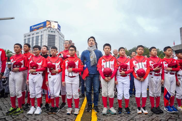 蔣萬安市長與東園國小少棒隊一同唱頌國旗歌