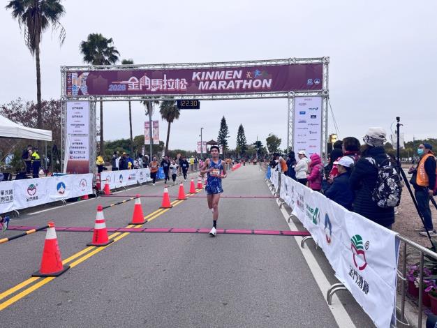 臺北市選手蔡政軒以1小時12分30秒取得國內半馬組冠軍