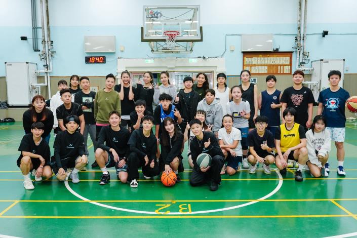 臺北市柳采葳議員與女籃球員合影