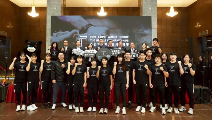 貴賓與我國拔河代表隊選手合影