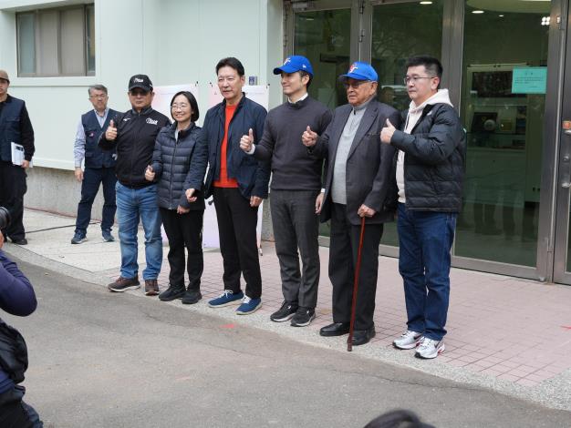 市長與謝南強董事長及與會貴賓於揭牌儀式現場合照
