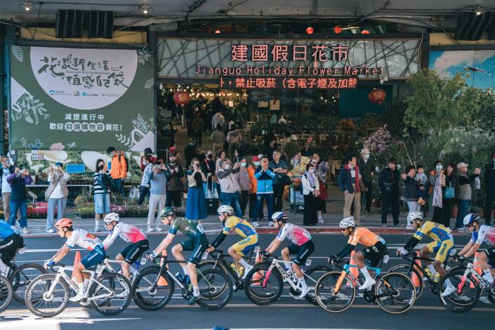 國際車手大集團疾速行經建國假日花市等知名地標，吸引熱情民眾在賽道兩旁駐足