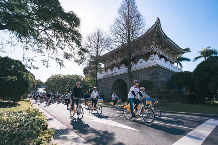 臺北市市長蔣萬安為國際車手領騎熱身，行經古蹟景福門