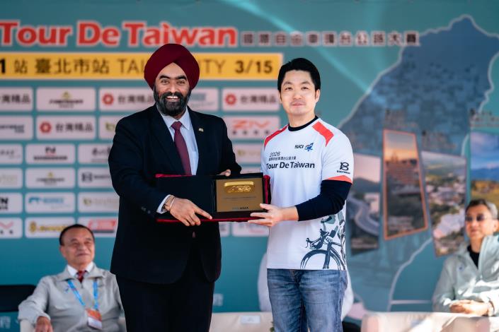 亞洲自由車總會會長Dato Amarjit Singh Gill（左）致贈紀念獎牌予臺北市市長蔣萬安（右），深化國際單車運動交流