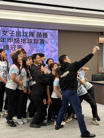 臺北市長蔣萬安今（27）日接見蟬聯企排后座的臺北鯨華女排，現場氣氛輕鬆活潑，蔣萬安與球員們開心自拍留念，展現市長親和力