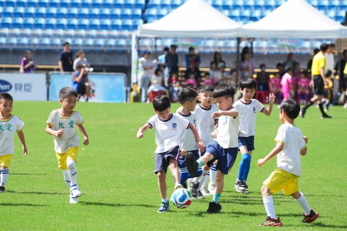 2026臺北市幼兒足球錦標賽迎來多達144支隊伍、上千名小將共襄盛舉，場上小球員們卯足全力爭搶球權，賽況活力十足