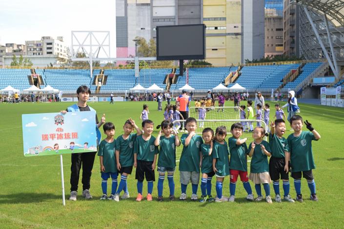 瑞平國小幼兒園組成「瑞平冰炫風」參賽，展現出極高的向心力與參與熱情