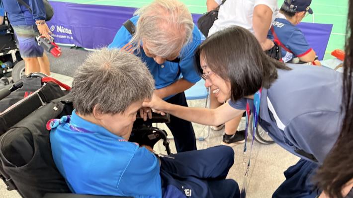 臺北市體育局游竹萍局長特別親赴地板滾球賽場，為選手加油打氣