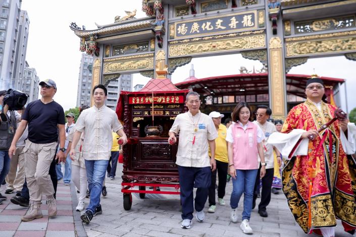蔣萬安市長率國內外貴賓參與迎神踩街儀式，依循傳統古禮完成點睛暨祭江大典，為2026臺北國際龍舟錦標賽祈福。