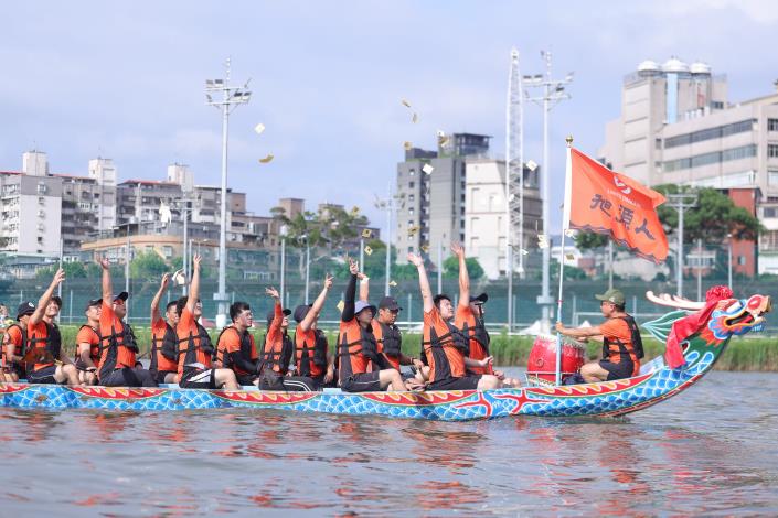 點睛暨祭江儀式邀請六支龍舟隊伍代表共同參與祭江與龍舟下水儀式，在河岸鼓聲與民眾歡呼中，展現臺北融合傳統與國際的端午文化氛圍。