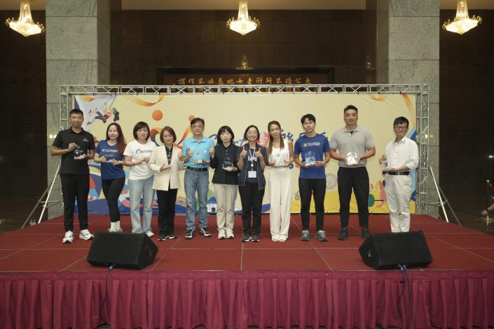 榮耀時刻！公民營場館「收點王」獲獎代表大合照