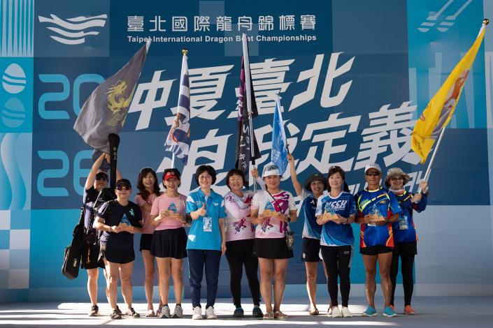 參與人數達188位之小型龍舟常青女子組，前五名隊伍依序為SBeauty隊、DWD女龍隊、政大EMBA女神隊、京典水上玫瑰隊及三腳渡隊女子隊，選手於頒獎典禮合影留念，展現龍舟運動跨世代參與熱度