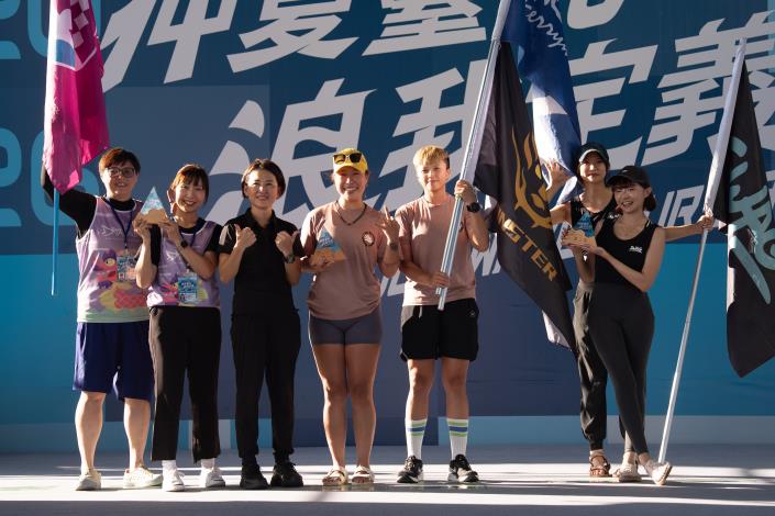 大型龍舟女子組第一名至第三名分別為M三隊、康橋高中隊、SWAG女神隊