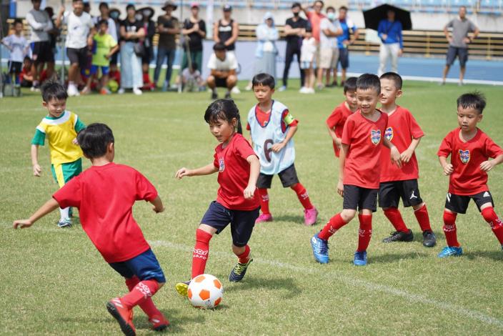 社會甲組航源FC和天使幼兒隊7月1日合併後首度參賽的航源天使隊