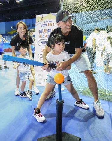 蔡文誠(右1)與女兒一起完成棒球打擊關卡.JPG