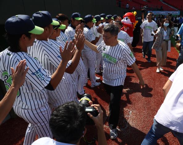 【天母棒球場人工草皮完工紀念賽】 柯文哲市長為臺北興富發棒球隊擊掌加油
