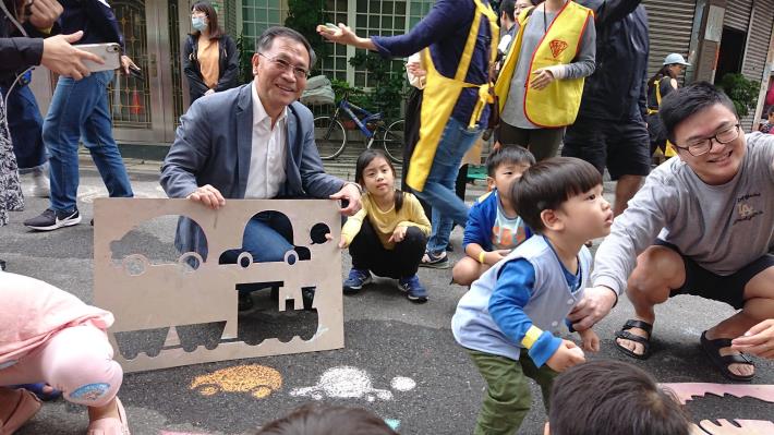 11月14日北投場次-本市蔡炳坤副市長體驗現場街道遊戲，拿起粉筆與孩童一起彩繪塗鴉