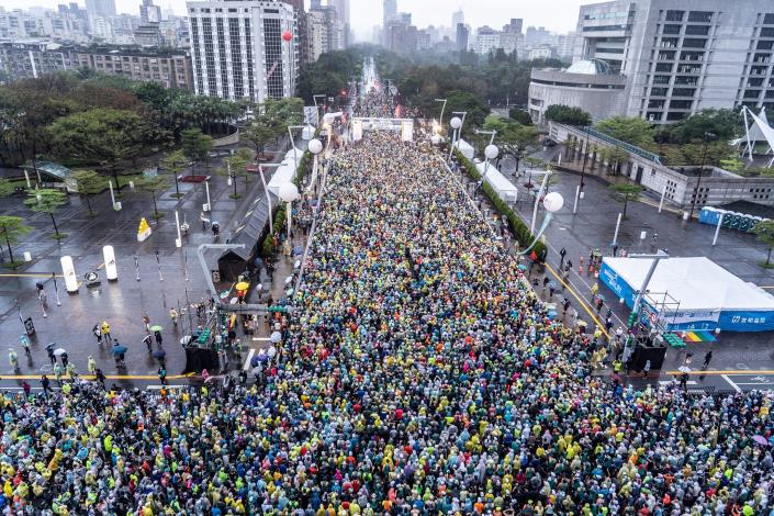 約2萬8,000名跑者開跑