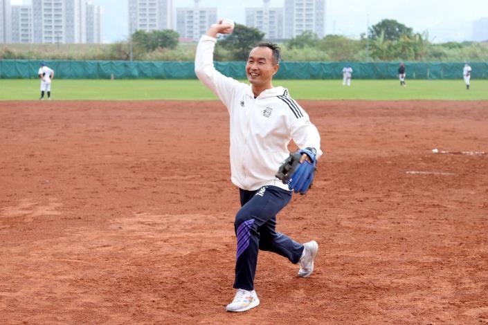 體育局李再立局長，為2021年臺北市女子棒球聯賽熱情開球