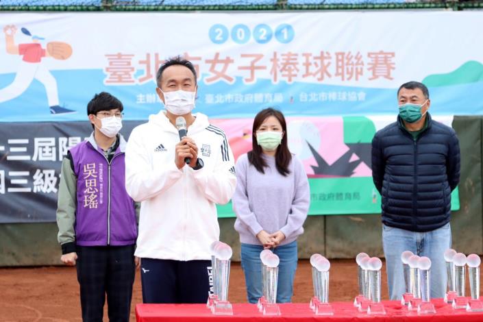 左2 由體育局李再立局長為2021年臺北市女子棒球聯賽開幕致詞，右2陳慈慧議員、左1立法委