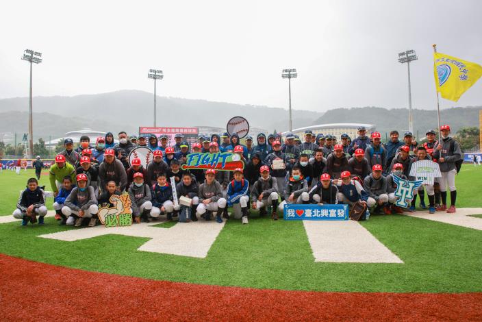 重慶國中棒球隊賽後與臺北興富發棒球隊開心合照