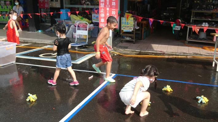8月28日中正場次_商店街道變身為孩童消暑的海綿水球遊戲區
