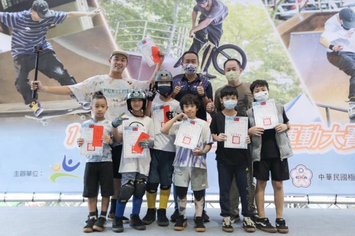 本局李再立局長為極限單車兒童組選手頒發獎狀及獎金