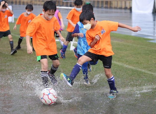 來自專注力體適能課程所組成的樂多小將在雨中奮力踢球