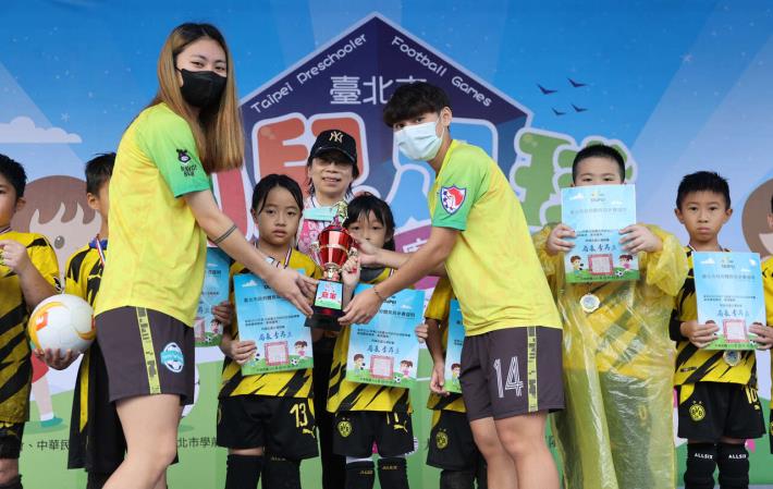 賽事邀請「台北熊讚女子足球隊」前鋒王羿婷、邊翼楊萱為足球小將頒獎
