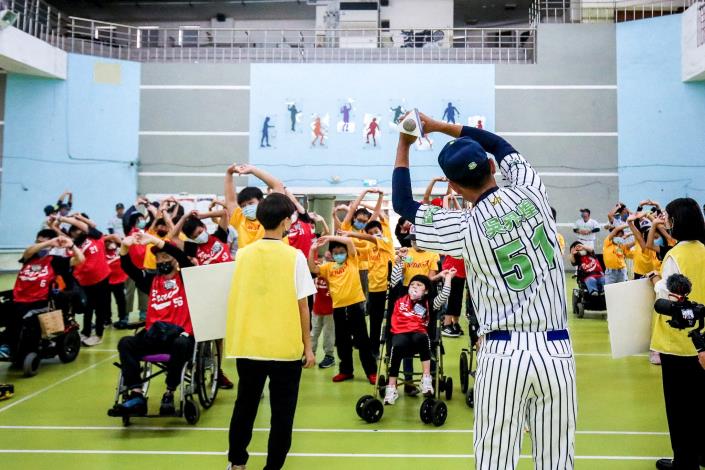 臺北興富發棒球隊球員熱情帶領罕見小勇士們做熱身操。