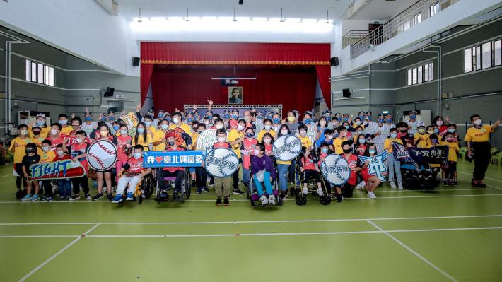 臺北興富發棒球隊與罕病基金會共同舉辦公益棒球交流活動，呼籲大家「勇敢追夢，揮棒無礙」！