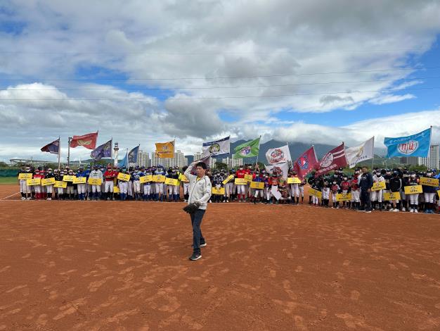 由體育局劉寧添副局長為2022臺北市城市青少年社區棒球對抗賽進行開球