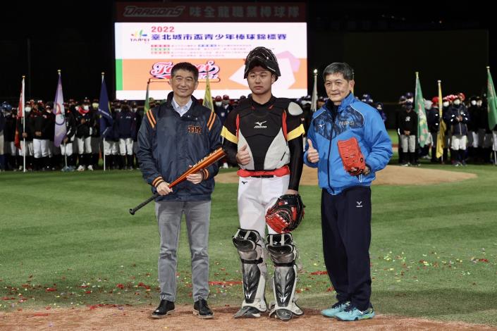 左起：臺北市體育總會棒球協會陳炳甫理事長、慶國中捕手、體育局蔡培林副局長，為2022臺北城市盃青少年棒球錦標賽進行開球
